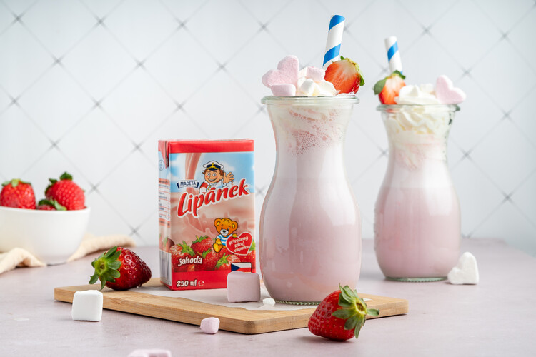 Jahodový milkshake s kešu maslom a jahodovým mliekom Lipánek