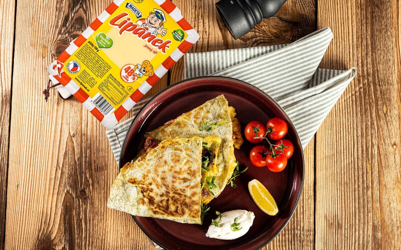 Quesadilla so syrom Lipánek a cesnakovým dipom